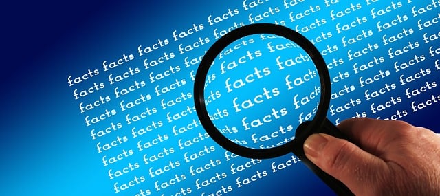 Ein Block in dem immer wieder facts steht und eine Lupe die diese Wörter vergrößert.